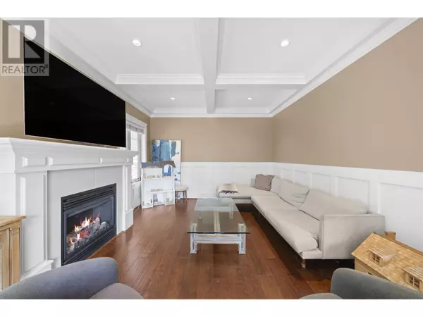 Vancouver, BC V6K1Y8,2575 W 7TH AVENUE