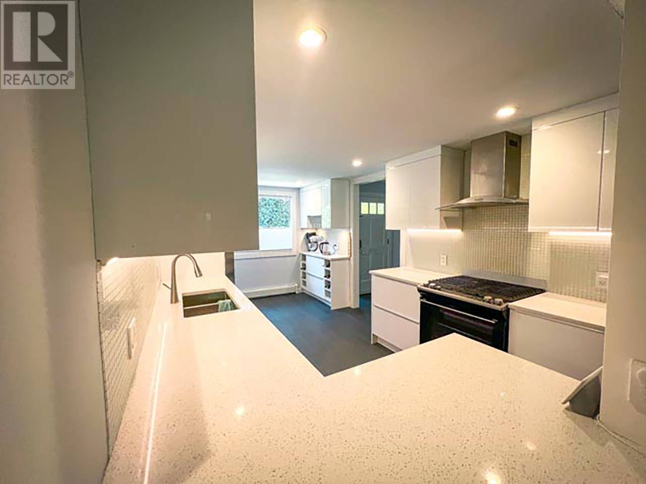 North Vancouver, BC V7N2J7,555 West 28TH ST #103