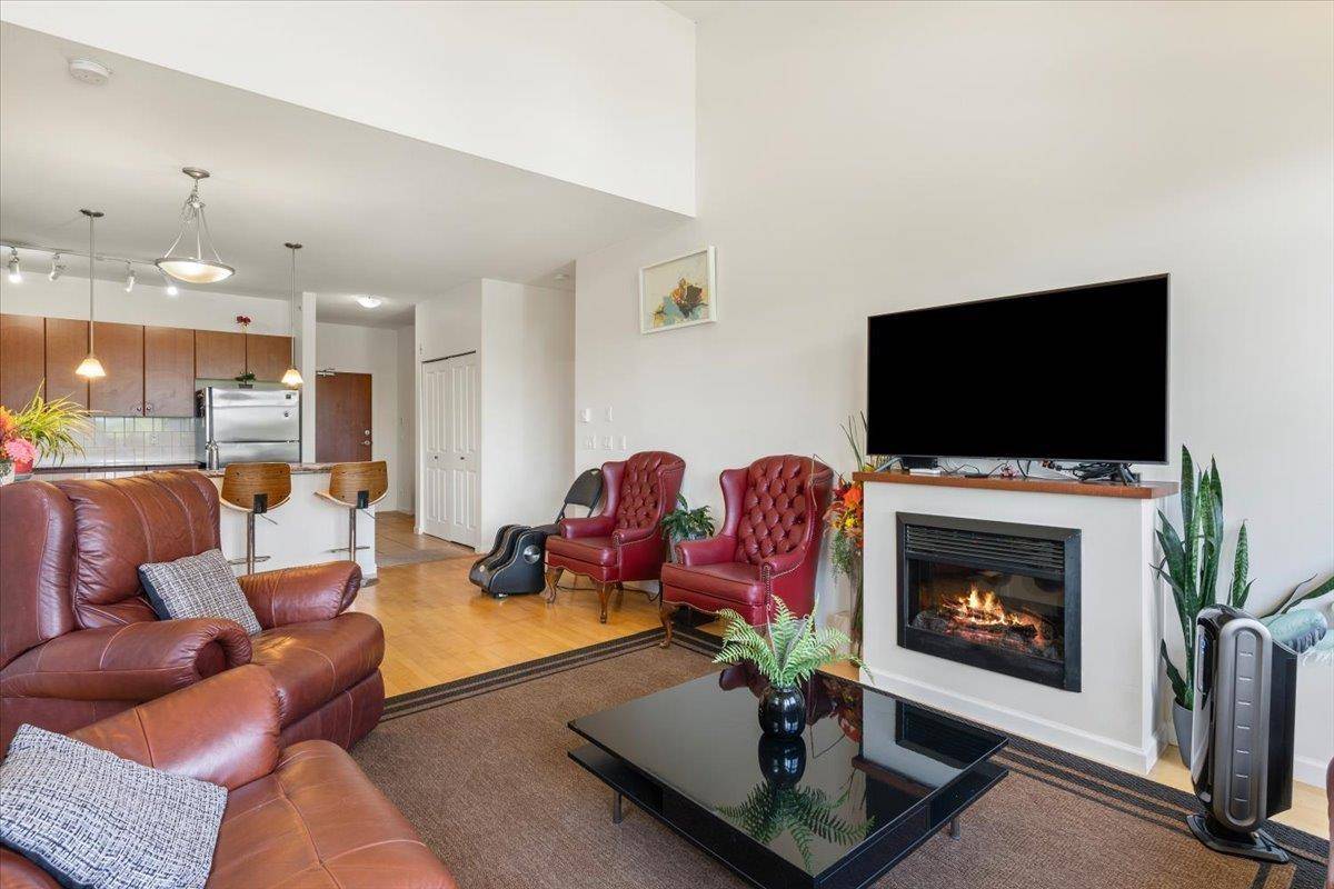 Surrey, BC V3R0B5,10180 153 #415