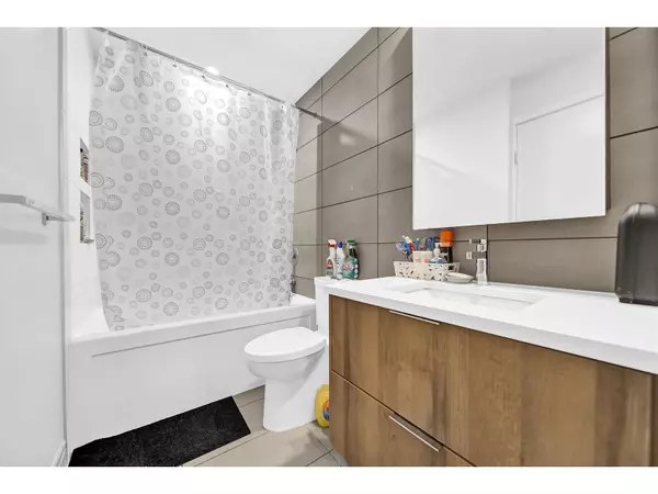 Surrey, BC V3T0S4,13359 OLD YALE #1408