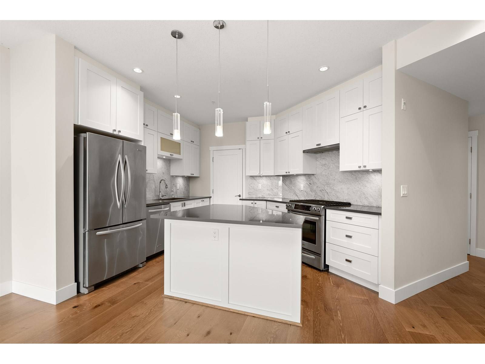 White Rock, BC V4B2J6,14855 THRIFT #214