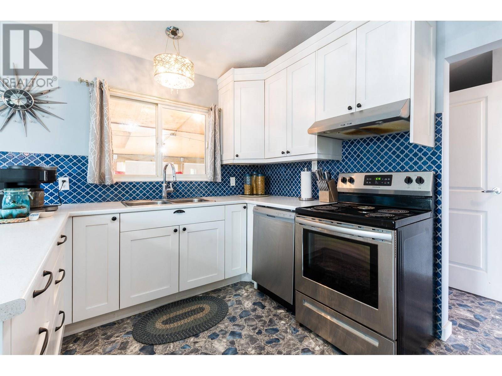 Prince George, BC V2M3K2,285 S KELLY STREET