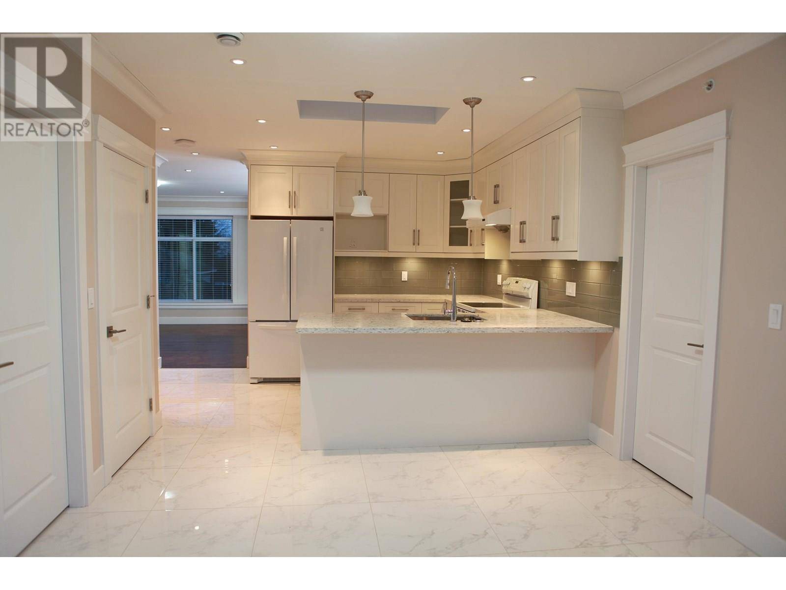 Vancouver, BC V5Y2N7,455 W 38TH AVENUE