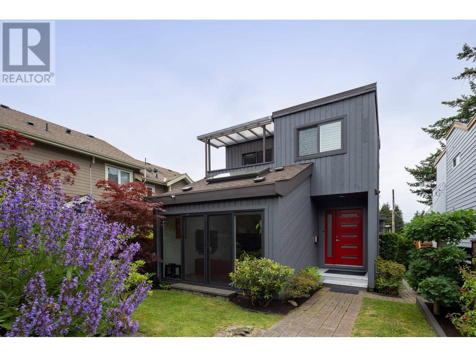 1915 CHESTERFIELD AVENUE, North Vancouver, BC V7M2P4