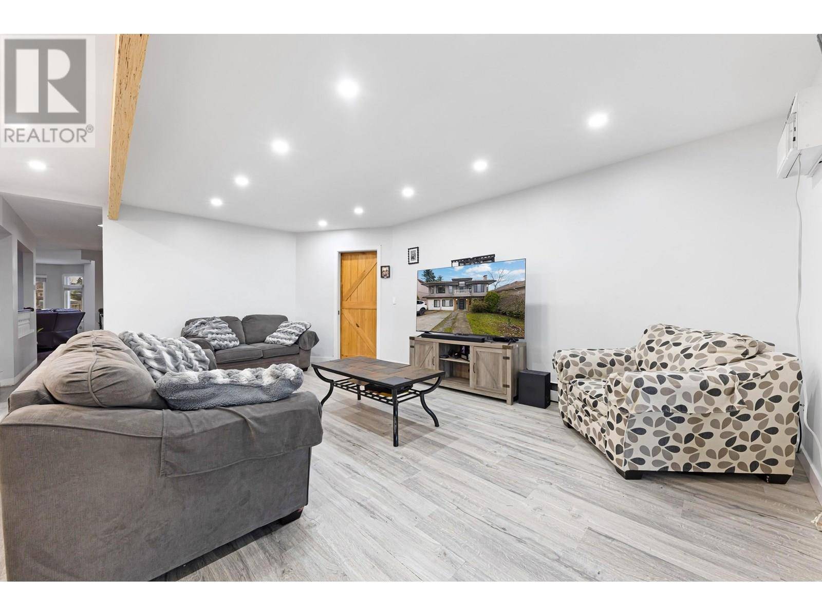Burnaby, BC V5G1N4,5649 LAUREL STREET
