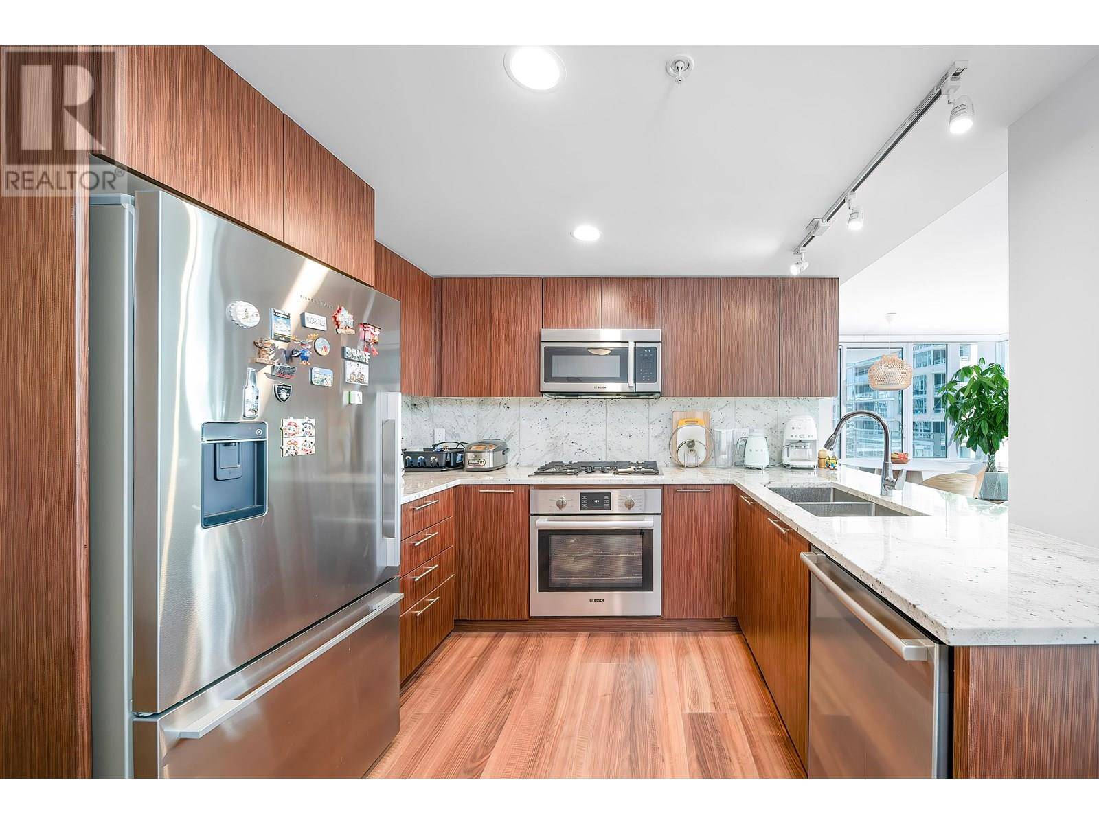 Richmond, BC V6X0T4,8699 HAZELBRIDGE WAY #809