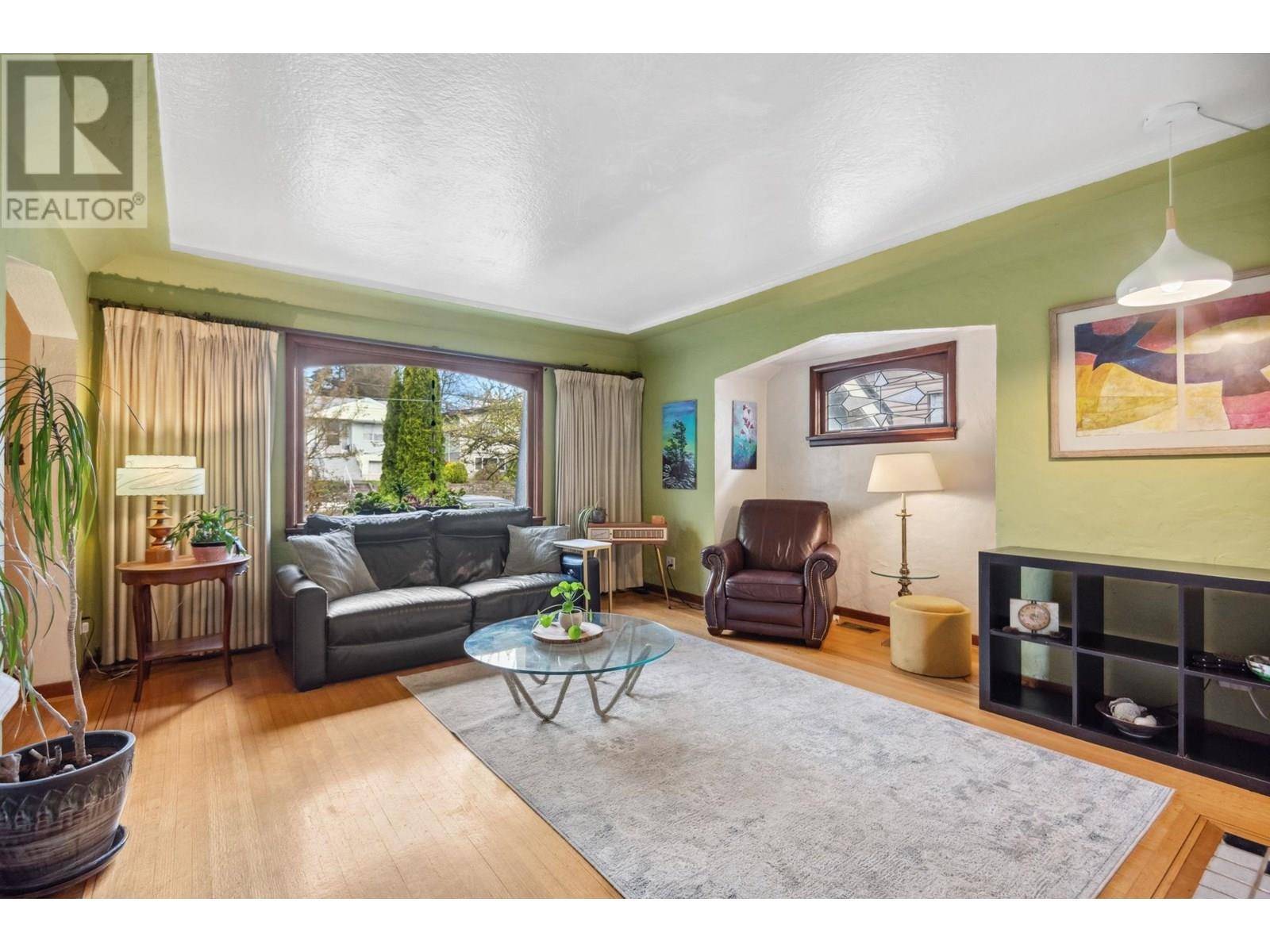 New Westminster, BC V3M2V8,1216 EDINBURGH STREET