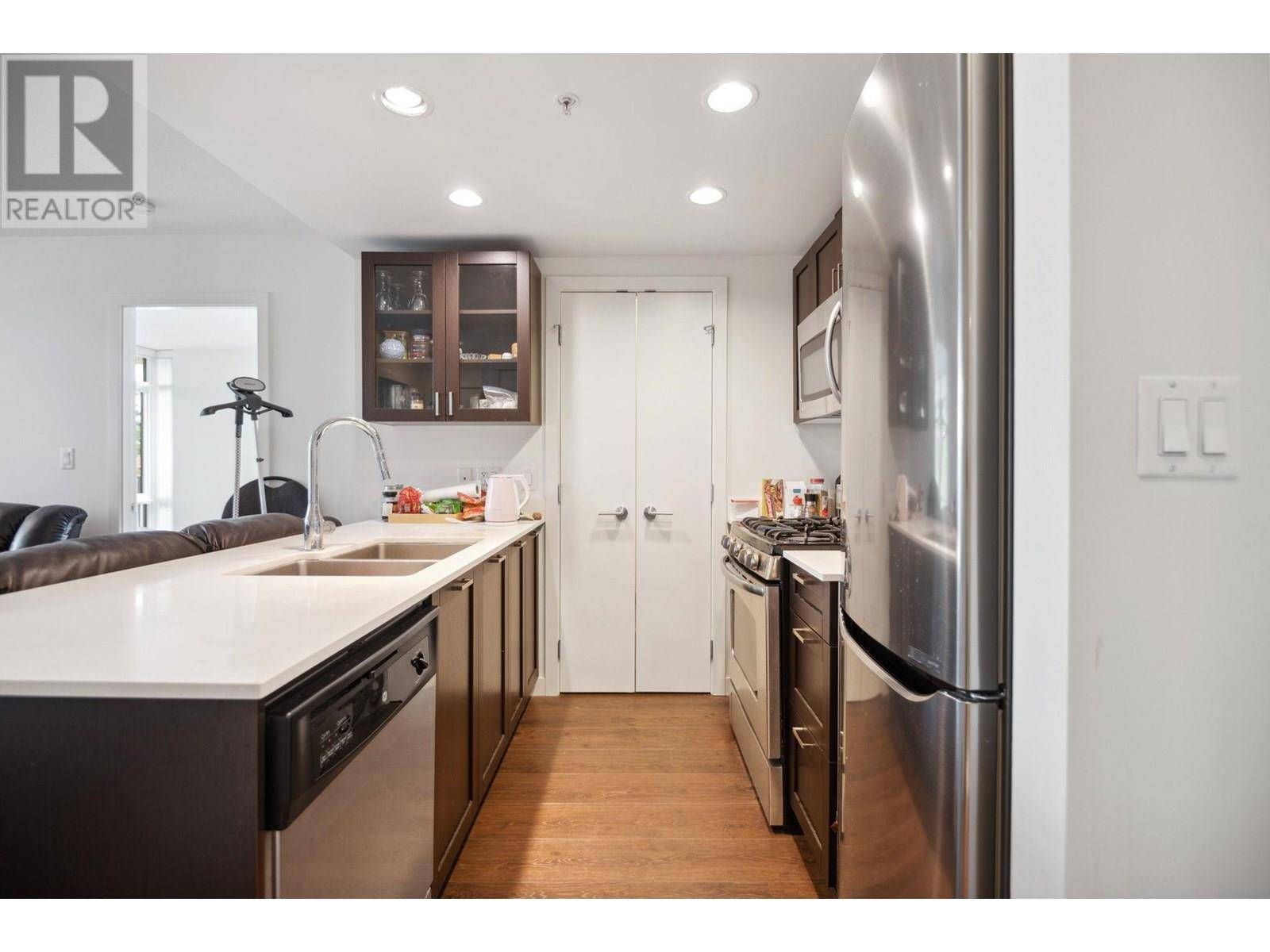 Vancouver, BC V5R0B3,4818 ELDORADO Mews #302