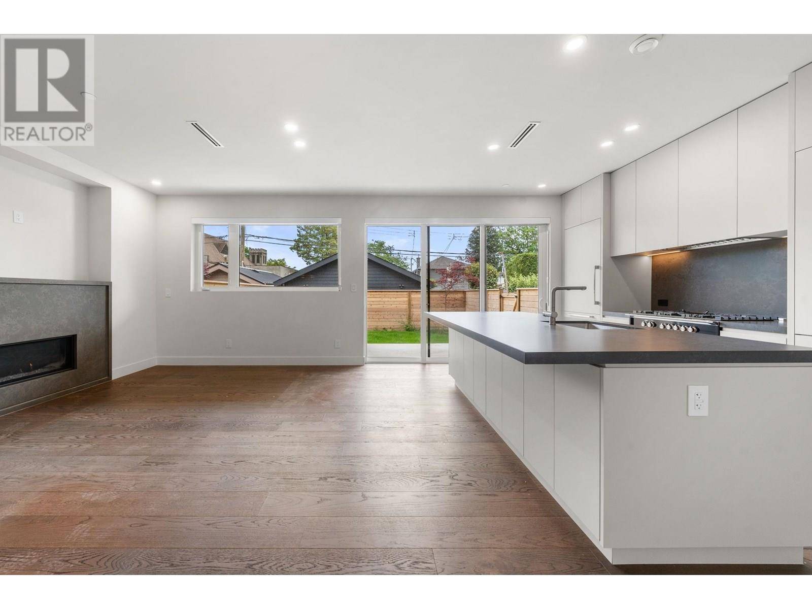 Vancouver, BC V5W2A3,620 East 46TH AVE #2