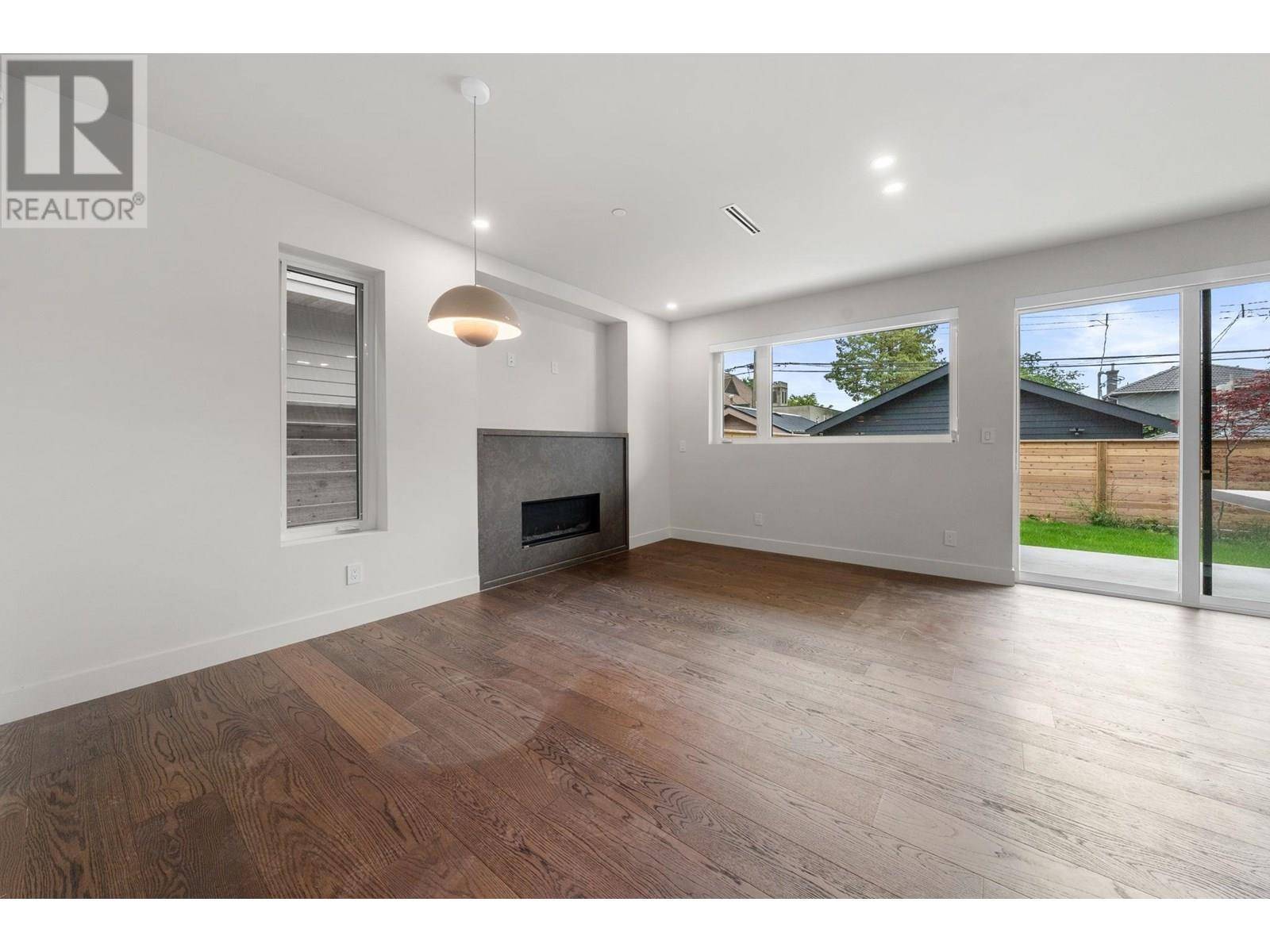 Vancouver, BC V5W2A3,620 East 46TH AVE #2