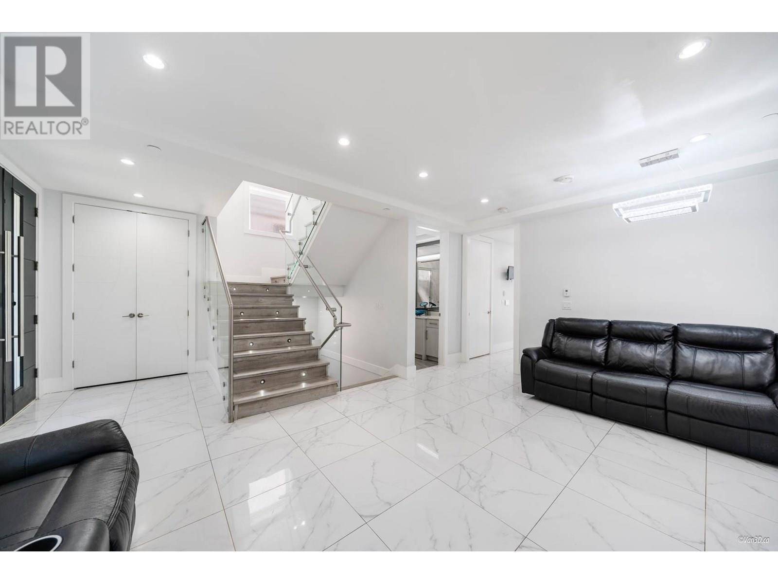 Vancouver, BC V5N3T8,4841 DUMFRIES STREET