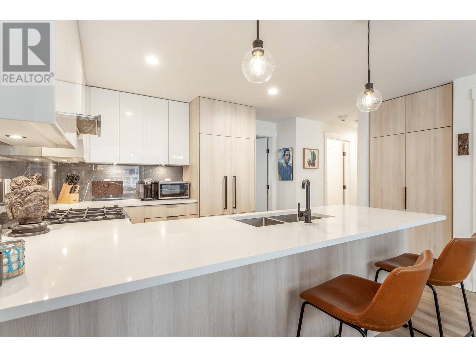 North Vancouver, BC V7L0H6,237 RIDGEWAY AVE #6