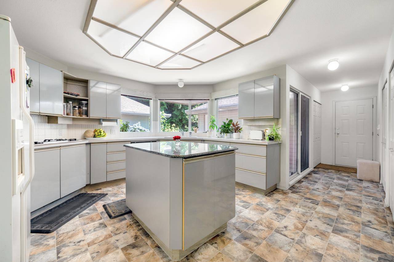 Surrey, BC V4P1Z7,13553 25 AVENUE
