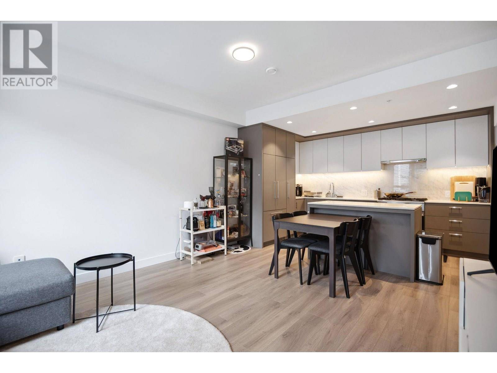 Burnaby, BC V5J5C5,6085 IRMIN ST #206