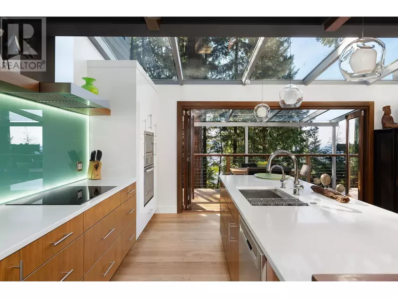 170 SUNSET DRIVE, Lions Bay, BC V0N2E0