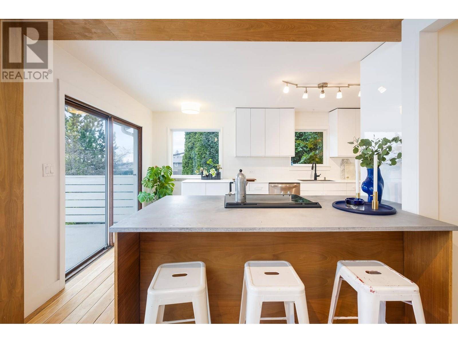 North Vancouver, BC V7G1T3,1008 CALEDONIA AVENUE