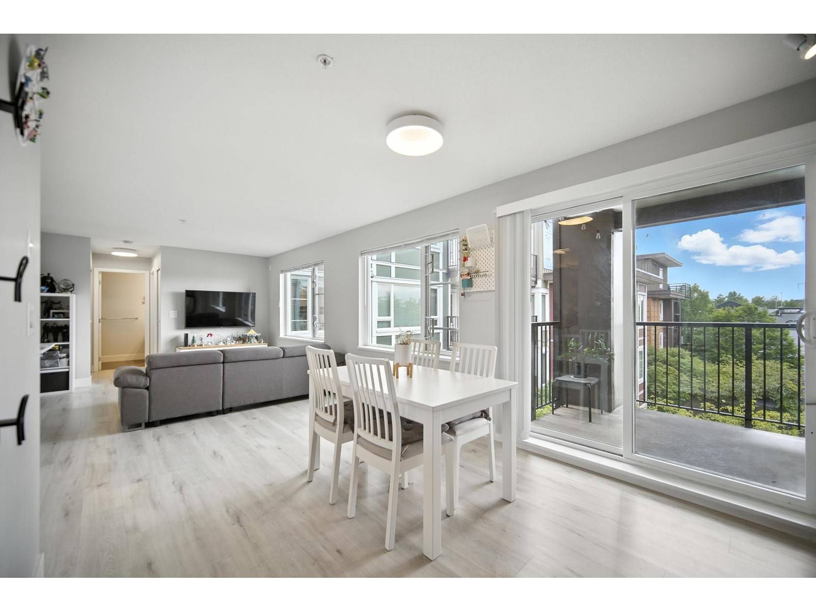 13740 75A #305, Surrey, BC V3W0E8
