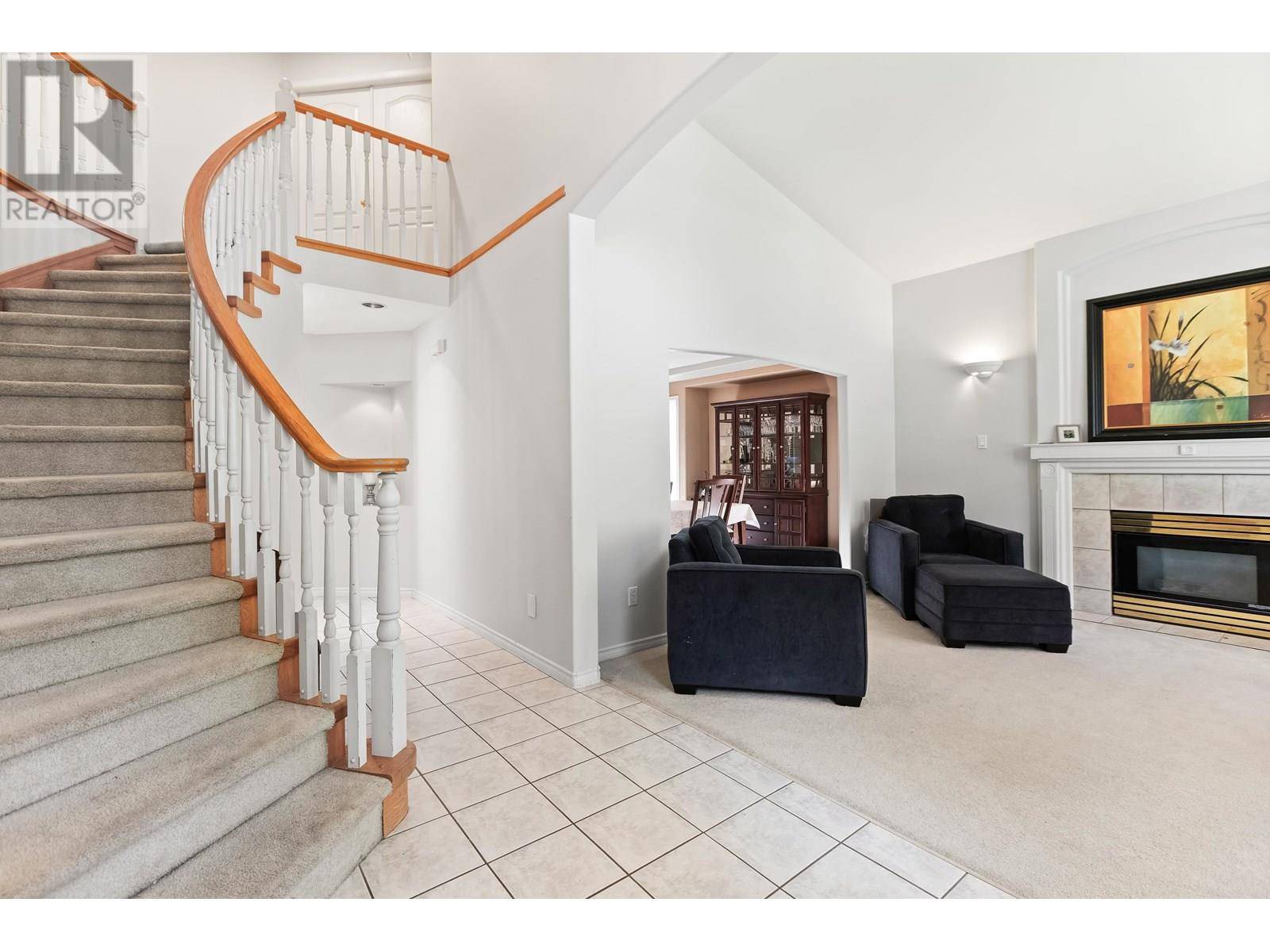 Maple Ridge, BC V2W1E4,10610 238 STREET