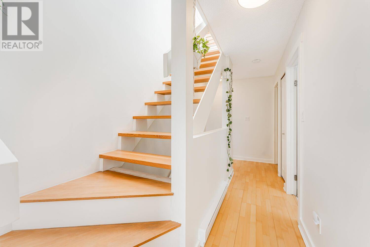 North Vancouver, BC V7M2L8,405 CHESTERFIELD AVENUE