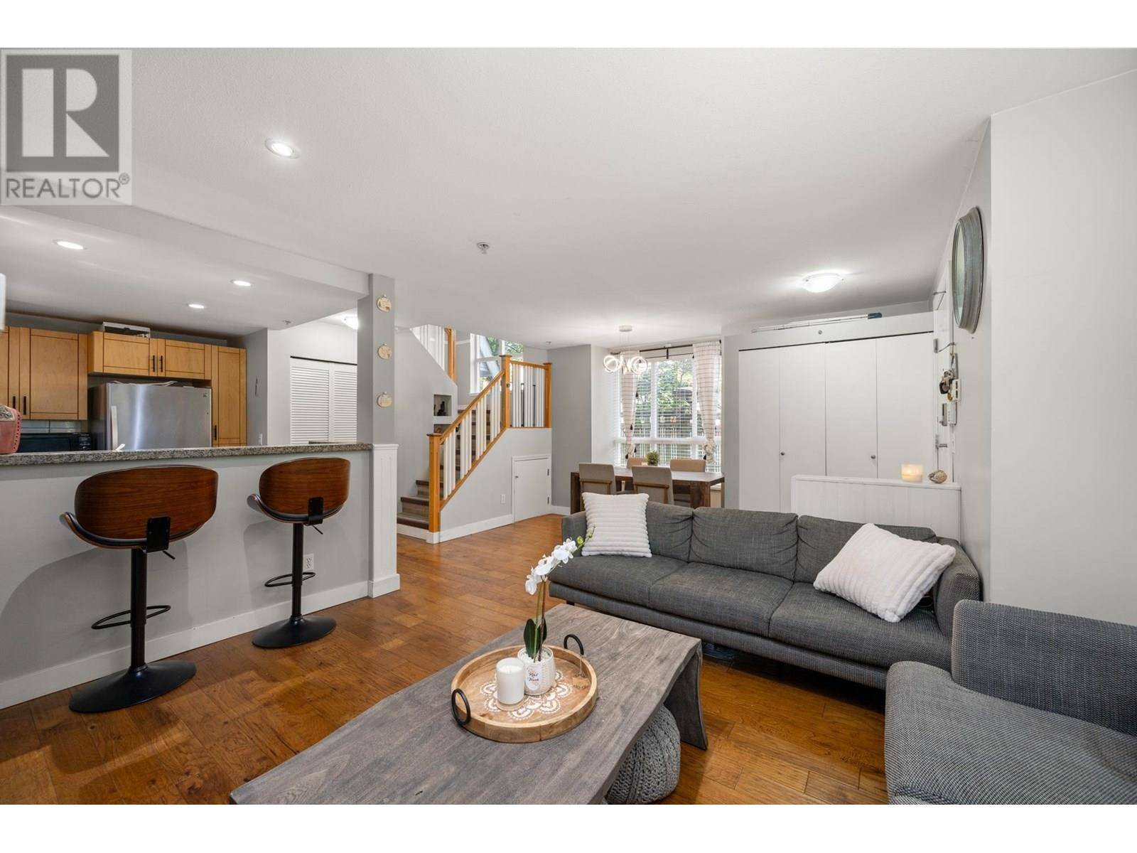 North Vancouver, BC V7J1Z6,1075 LYNN VALLEY RD #1
