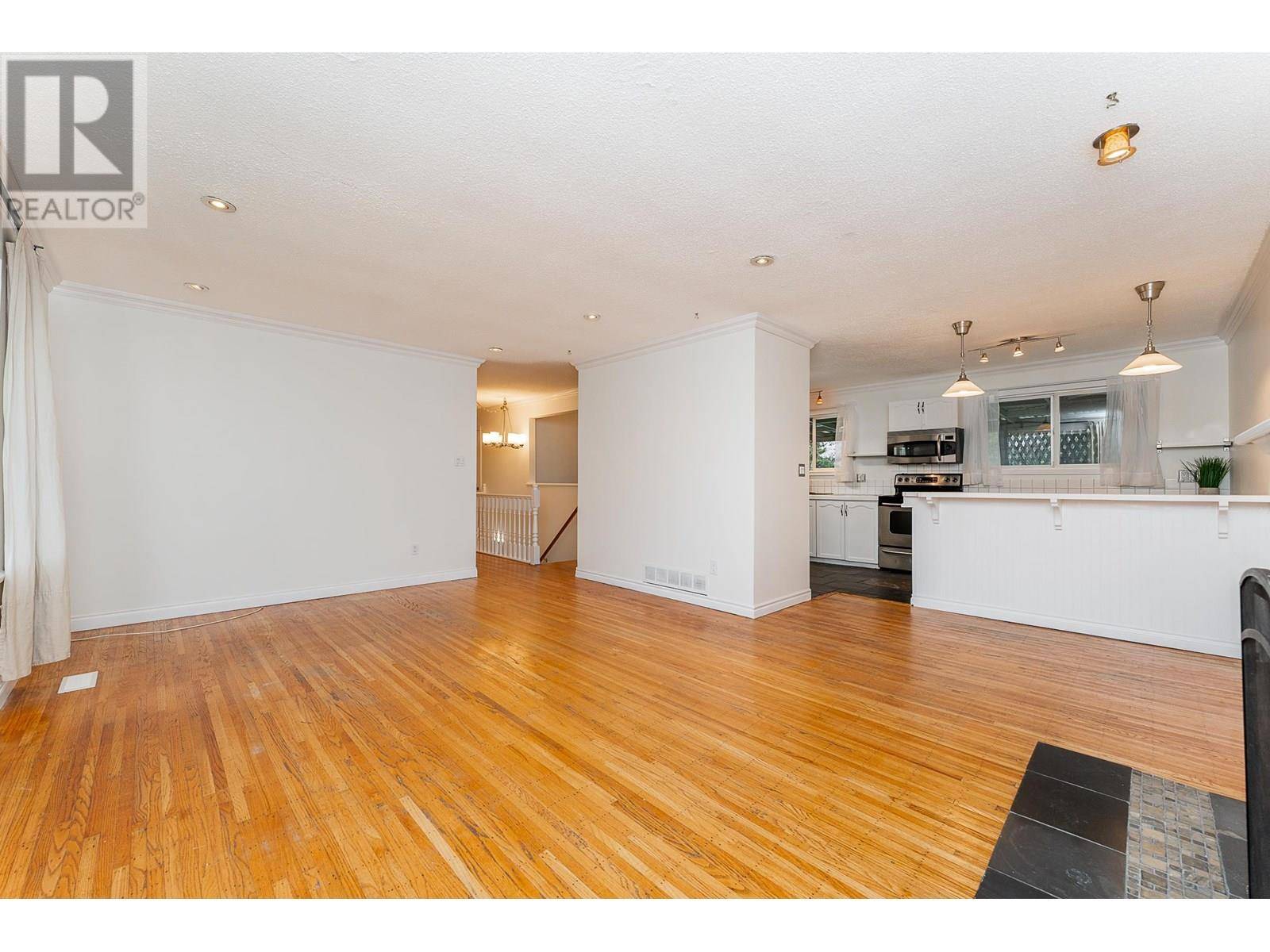 Port Coquitlam, BC V3B3A8,3971 HAMILTON STREET