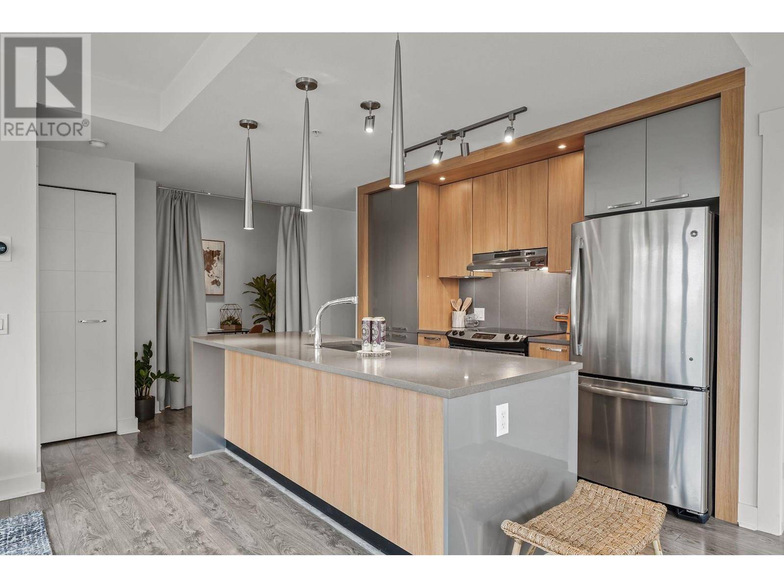 North Vancouver, BC V7M0C6,733 West 14TH ST #309