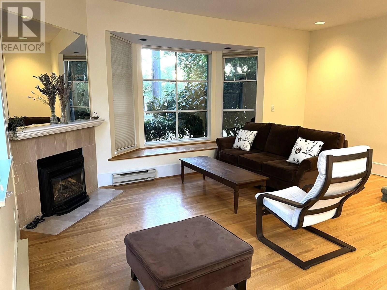 Burnaby, BC V5H2M5,5400 PATTERSON AVE #11