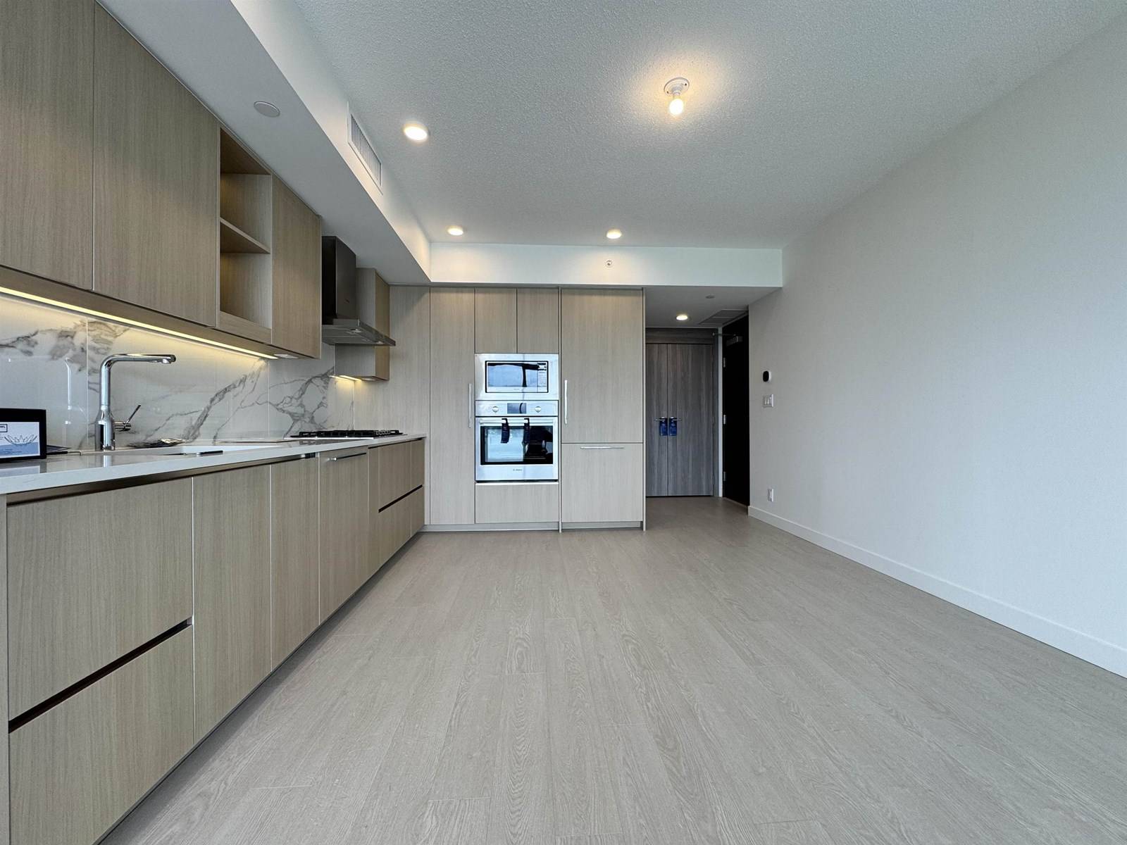 Surrey, BC V3T0V3,13778 100 #2002