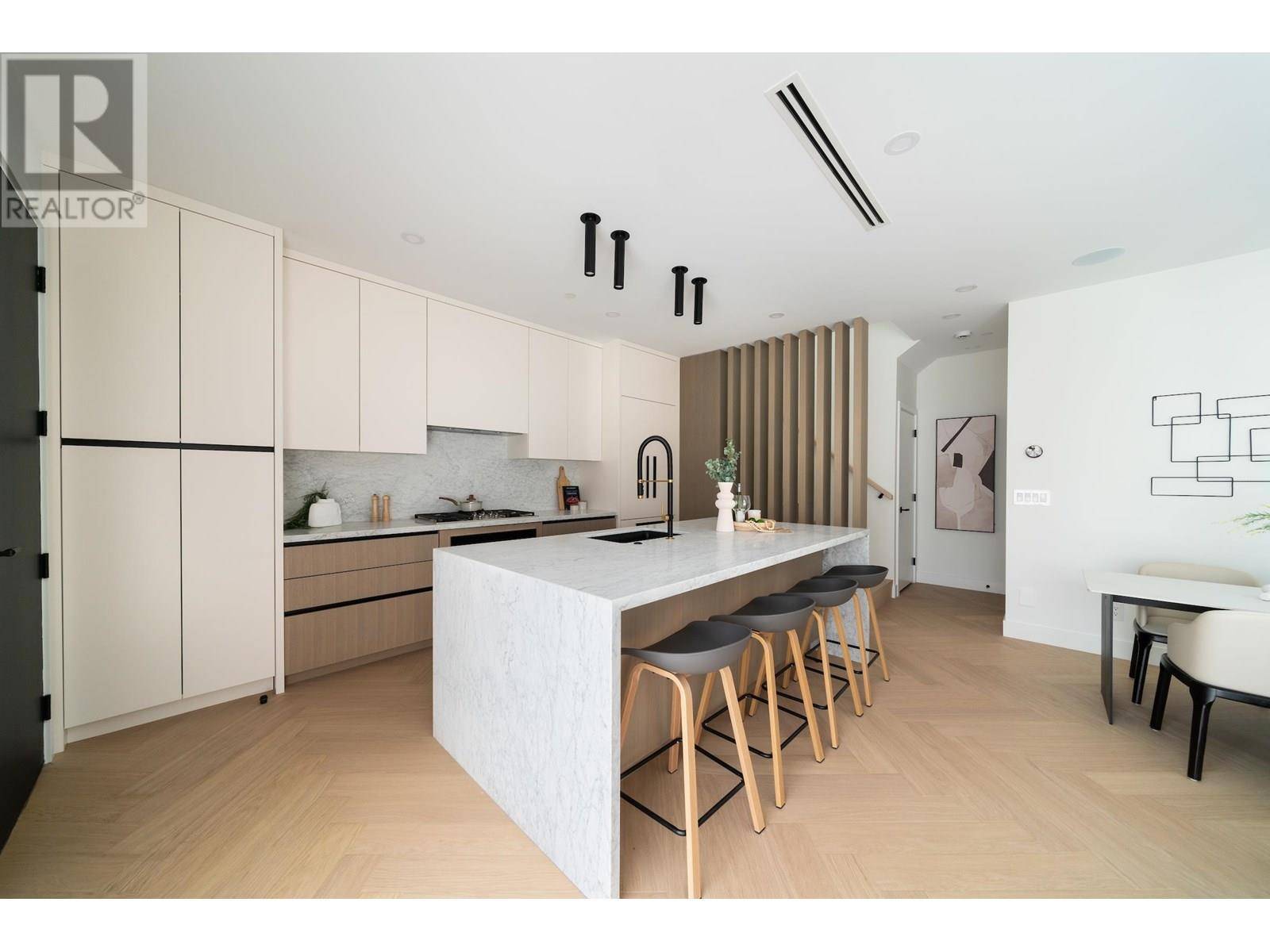 Vancouver, BC V5V2Y3,280 East 32 AVE #2