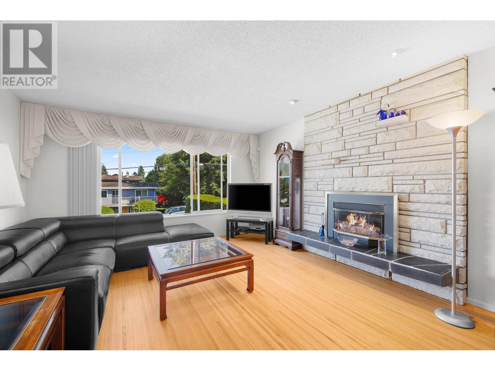 Burnaby, BC V5H2S9,5465 ABBEY AVENUE