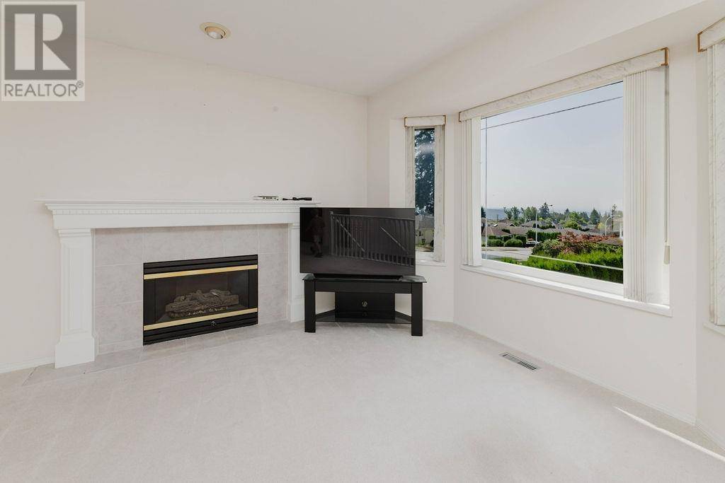 Gibsons, BC V0N1V9,832 AURORA WAY