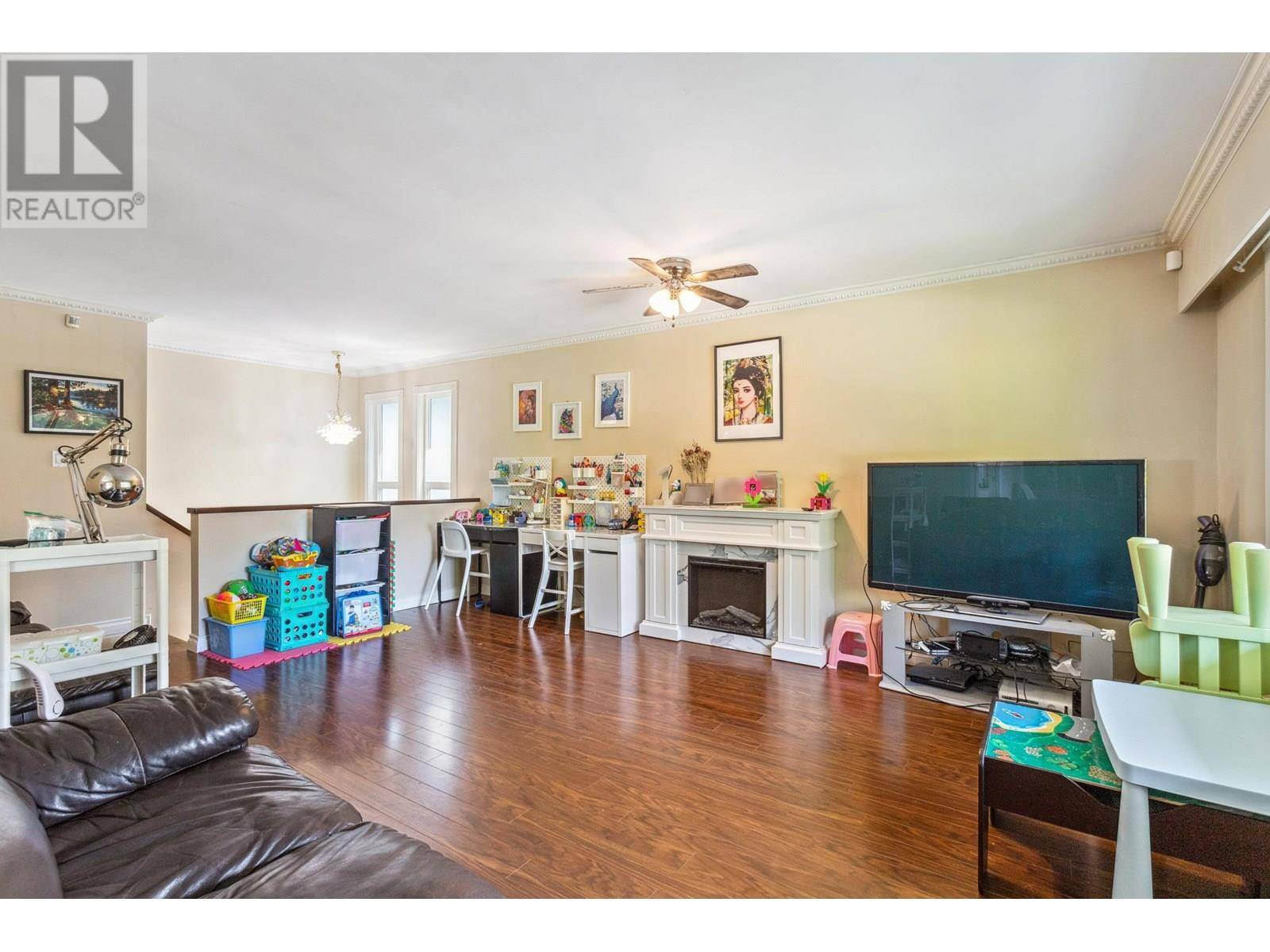 Burnaby, BC V3N1C4,8224 WEDGEWOOD STREET