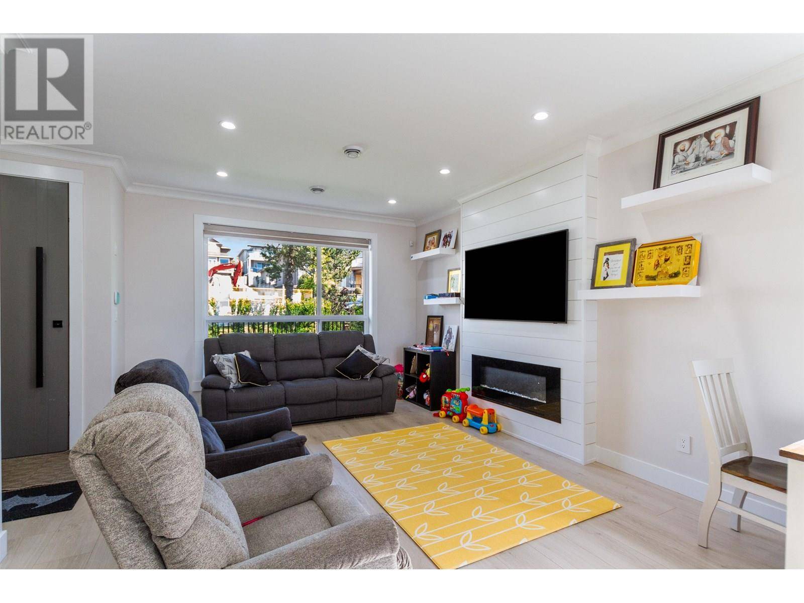 Coquitlam, BC V3K2J9,954 EDGAR AVE #103