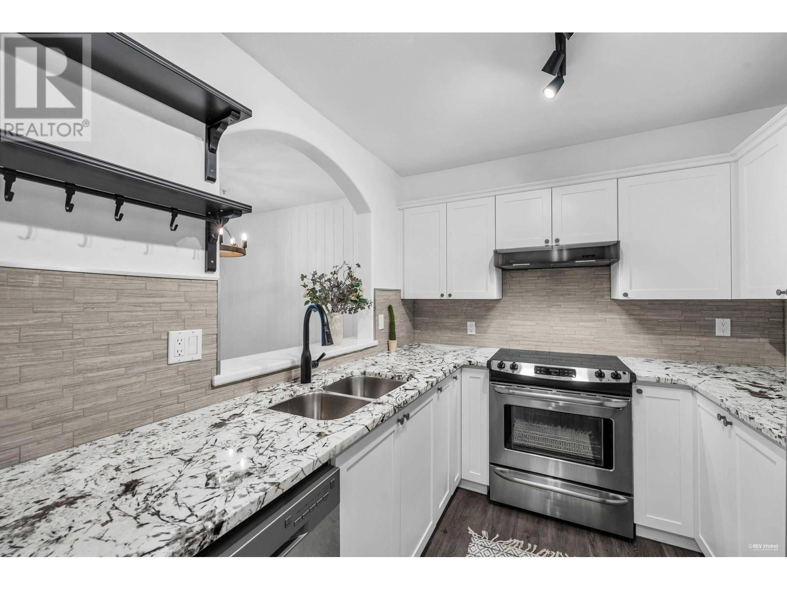 Richmond, BC V7C5R4,5900 DOVER CRES #115