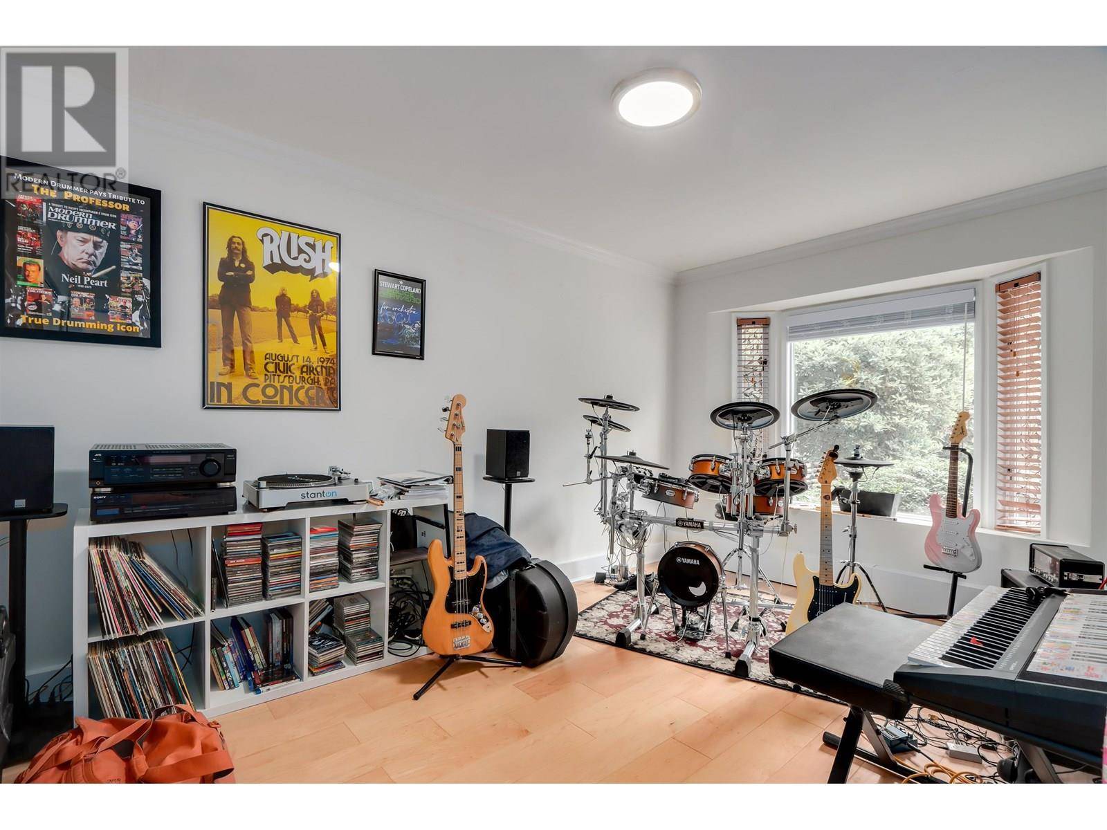 North Vancouver, BC V7R4M7,4545 MAPLERIDGE DRIVE