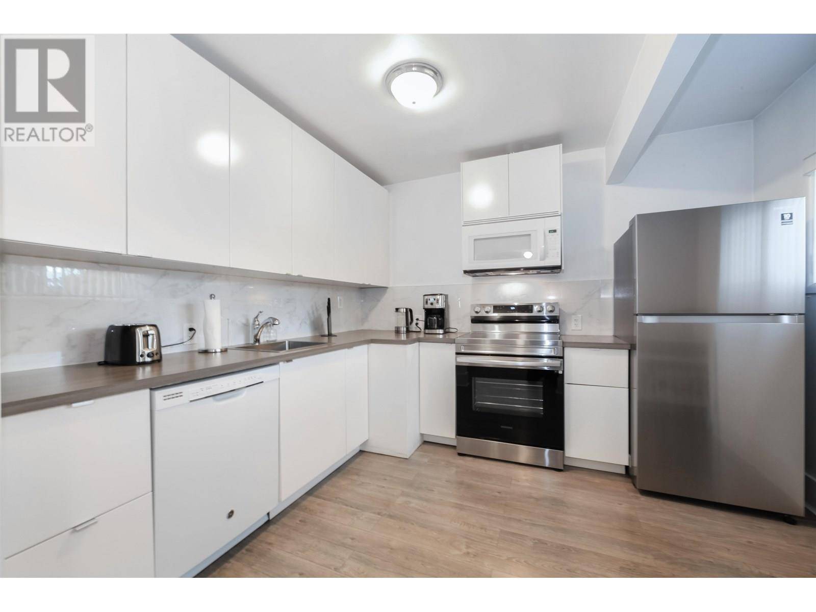 Vancouver, BC V5Y2B6,315 West 19TH AVE #Top-Floor