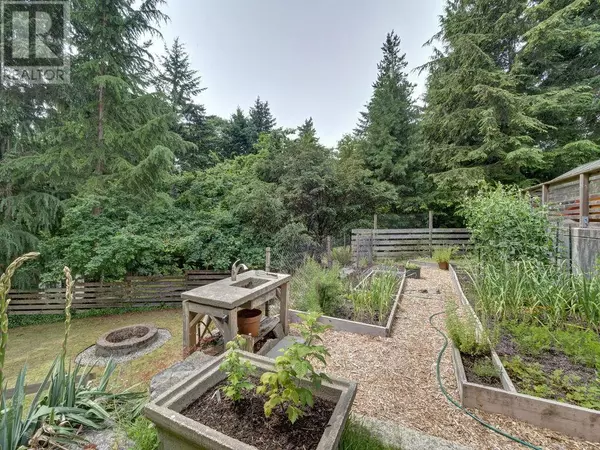 Halfmoon Bay, BC V7Z1A6,8057 COOPER ROAD