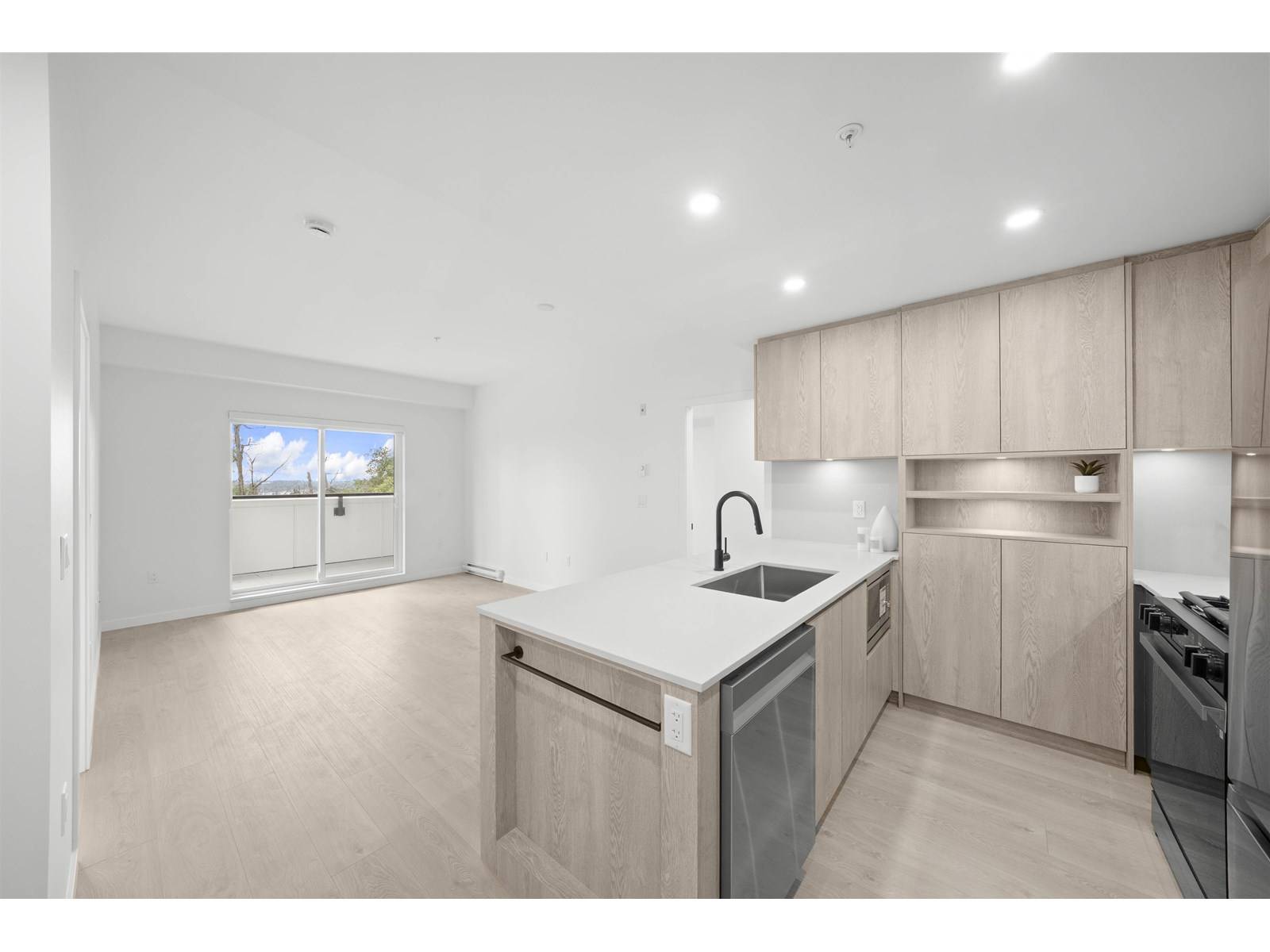 Surrey, BC V4N6B5,6585 195A #503