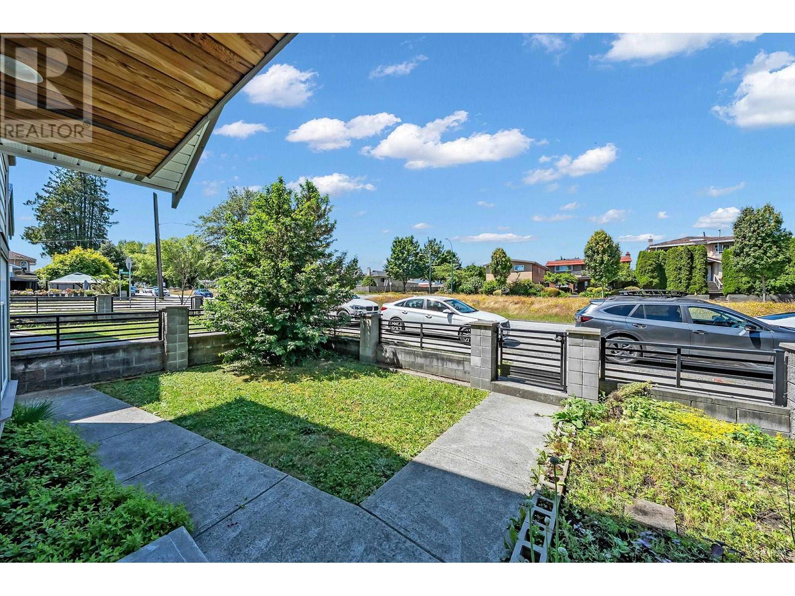 Burnaby, BC V5R2M6,4078 BOUNDARY ROAD