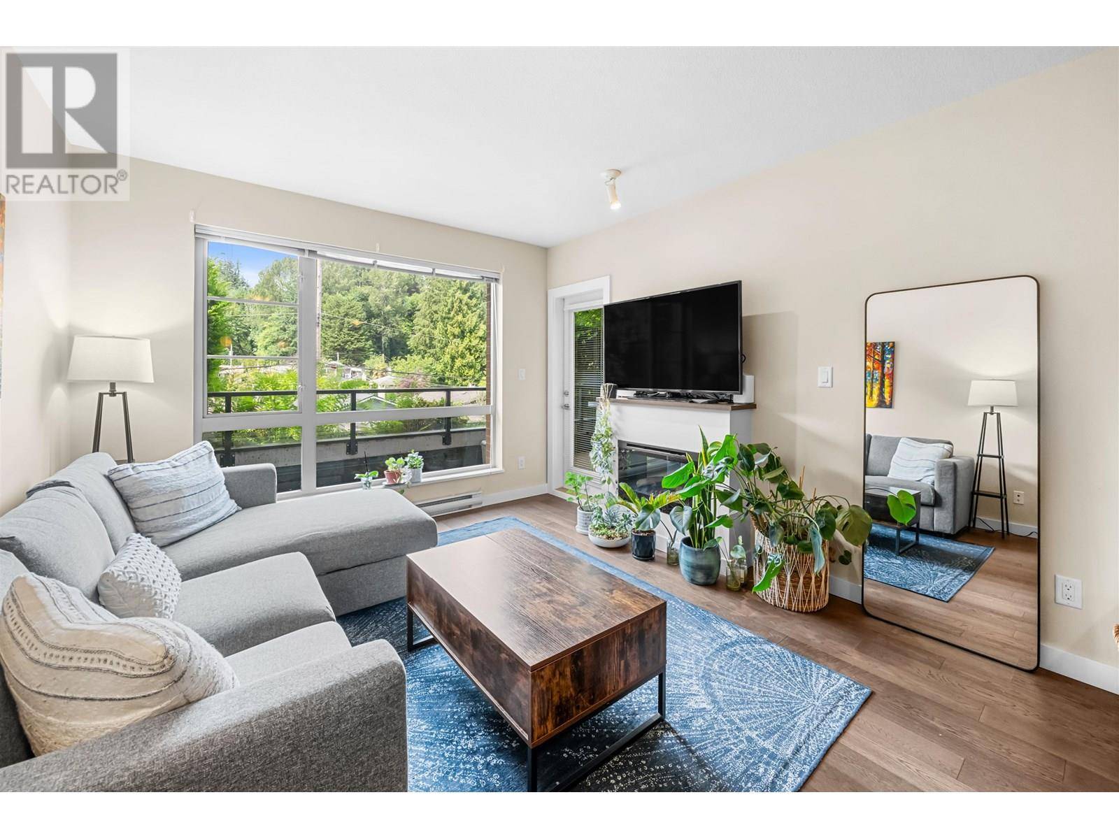 North Vancouver, BC V7P1T4,1330 MARINE DR #215