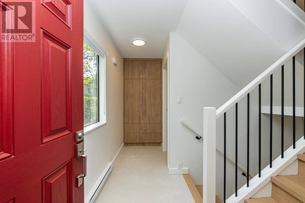 Burnaby, BC V5E4B7,5853 MAYVIEW CIRCLE