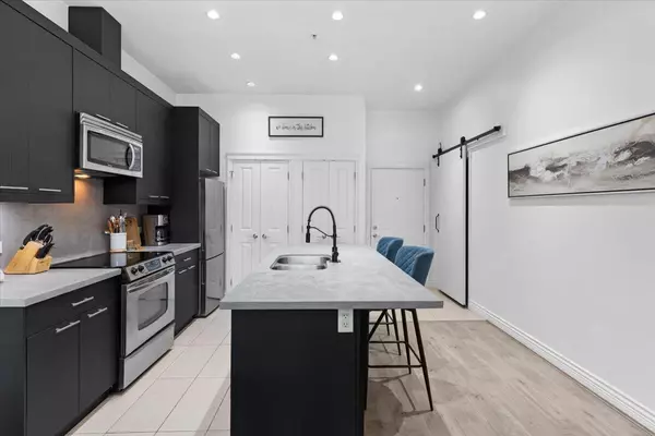 Surrey, BC V4P0E6,2970 KING GEORGE #106
