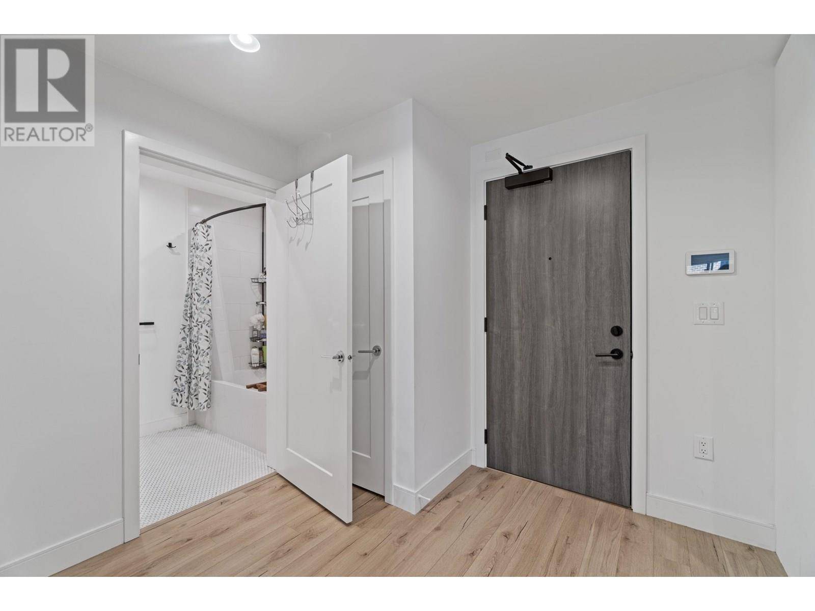 Port Moody, BC V3H0L9,3131 MURRAY ST #221