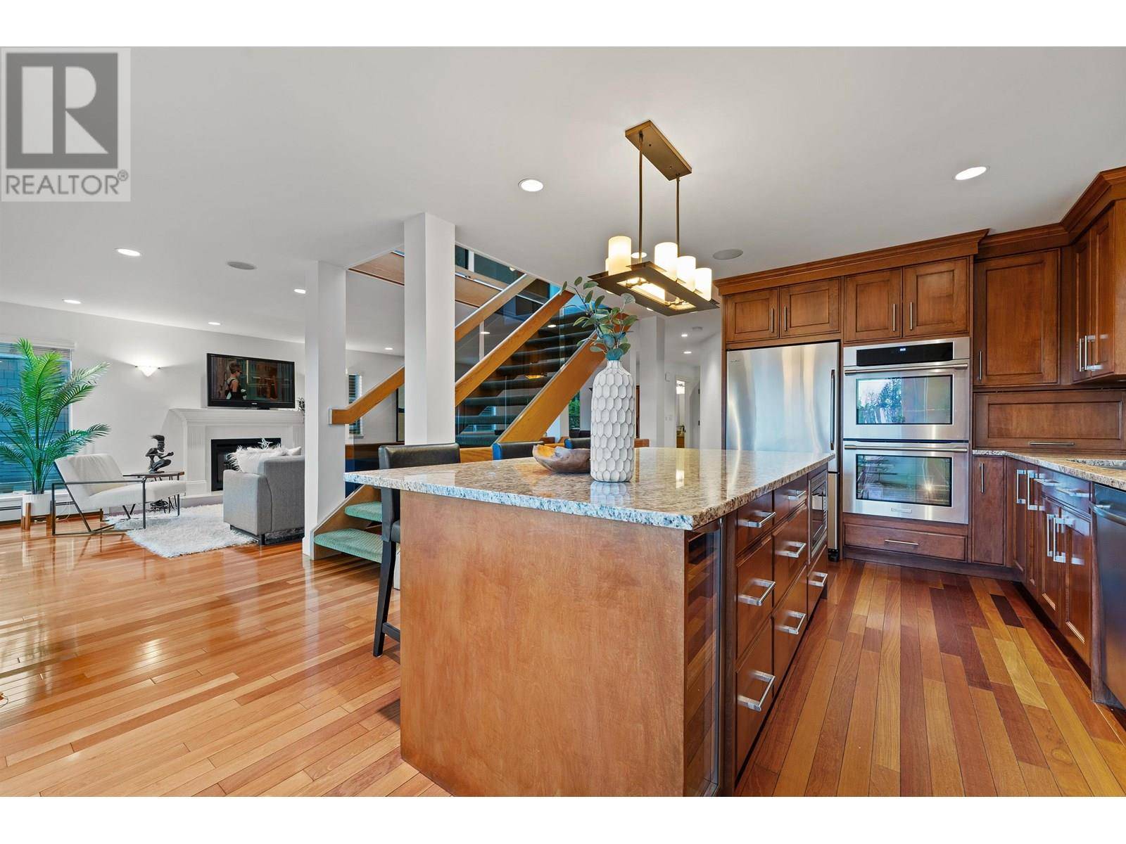 North Vancouver, BC V7L3C2,460 E 21ST STREET