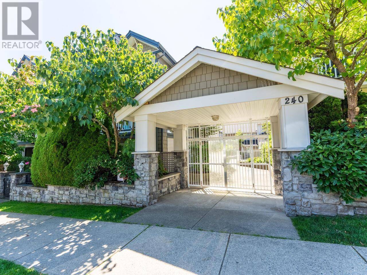 New Westminster, BC V3M3X9,230 TENTH ST #25