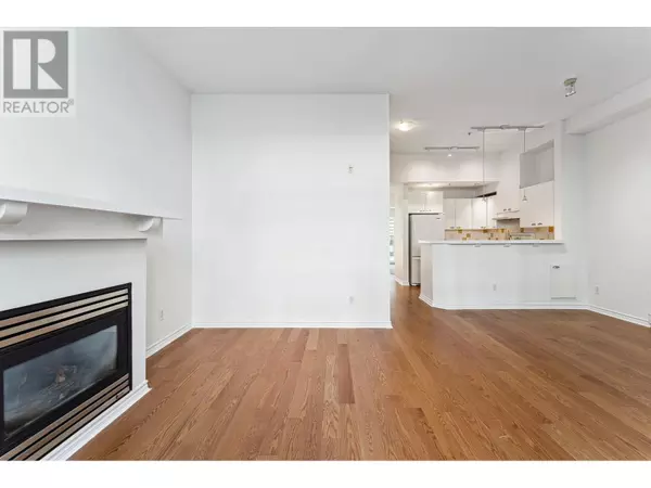 North Vancouver, BC V7J1Z6,995 LYNN VALLEY RD #1