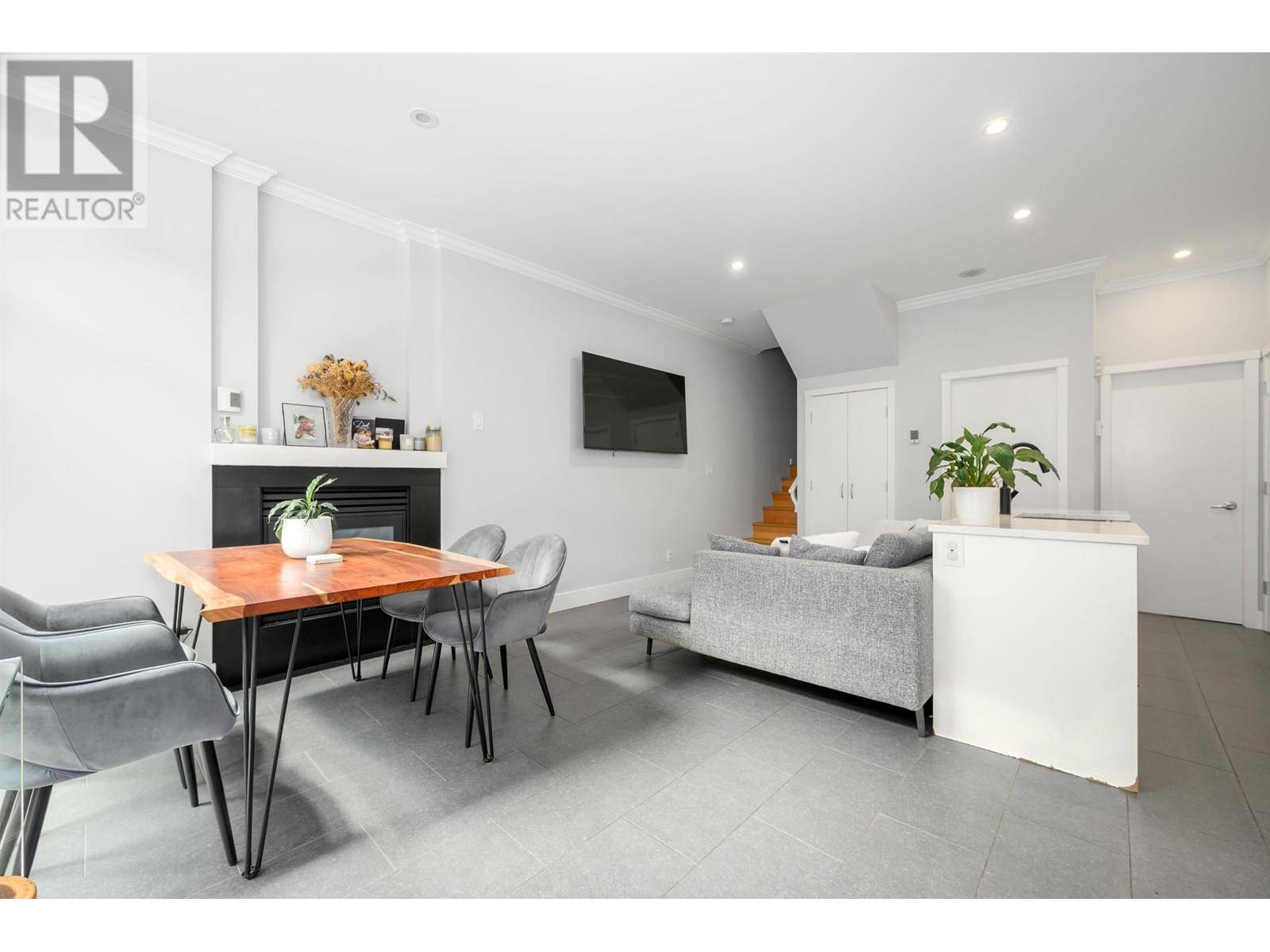 Vancouver, BC V6B3B6,987 RICHARDS STREET