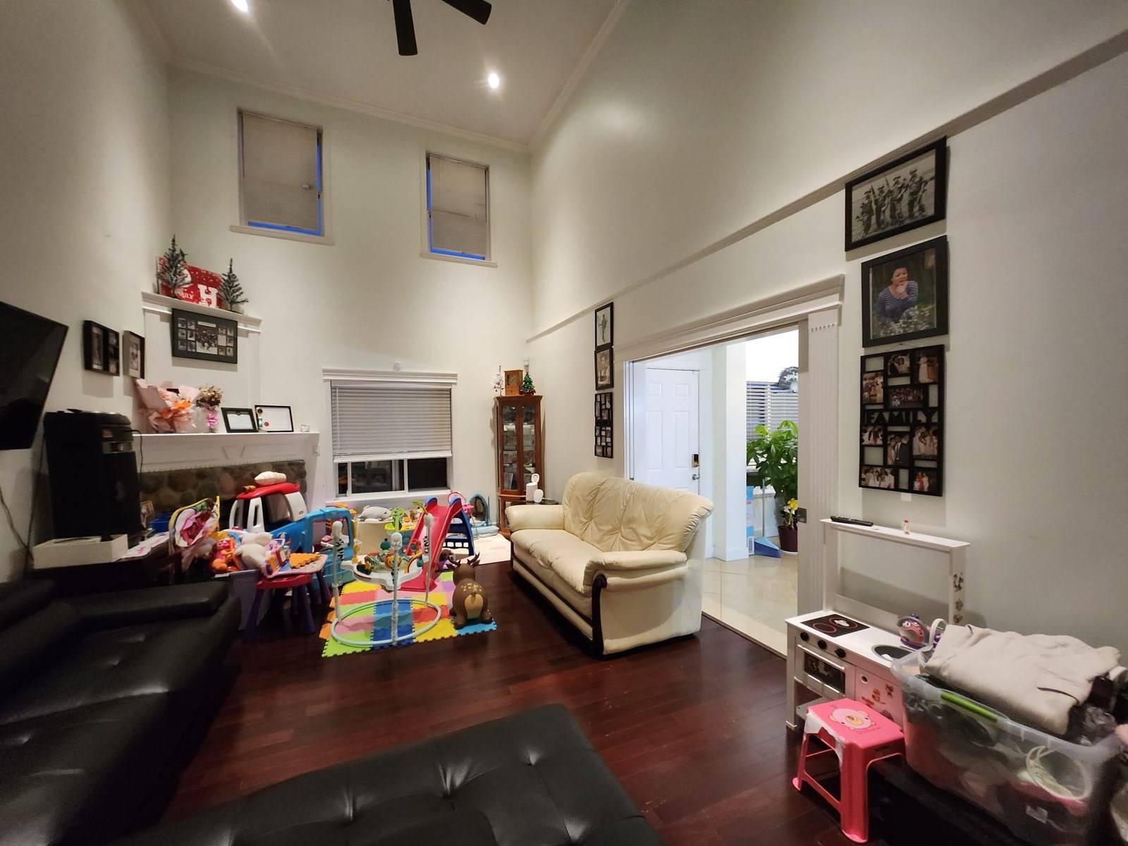 Surrey, BC V3S1Z5,18048 64 AVENUE