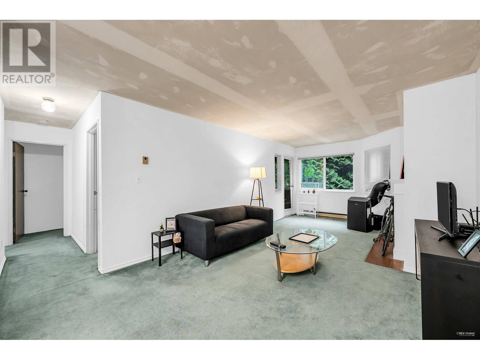 Burnaby, BC V3N4R3,9880 MANCHESTER DR #303