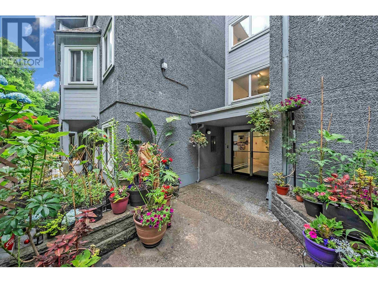 Burnaby, BC V3N4R3,9880 MANCHESTER DR #303